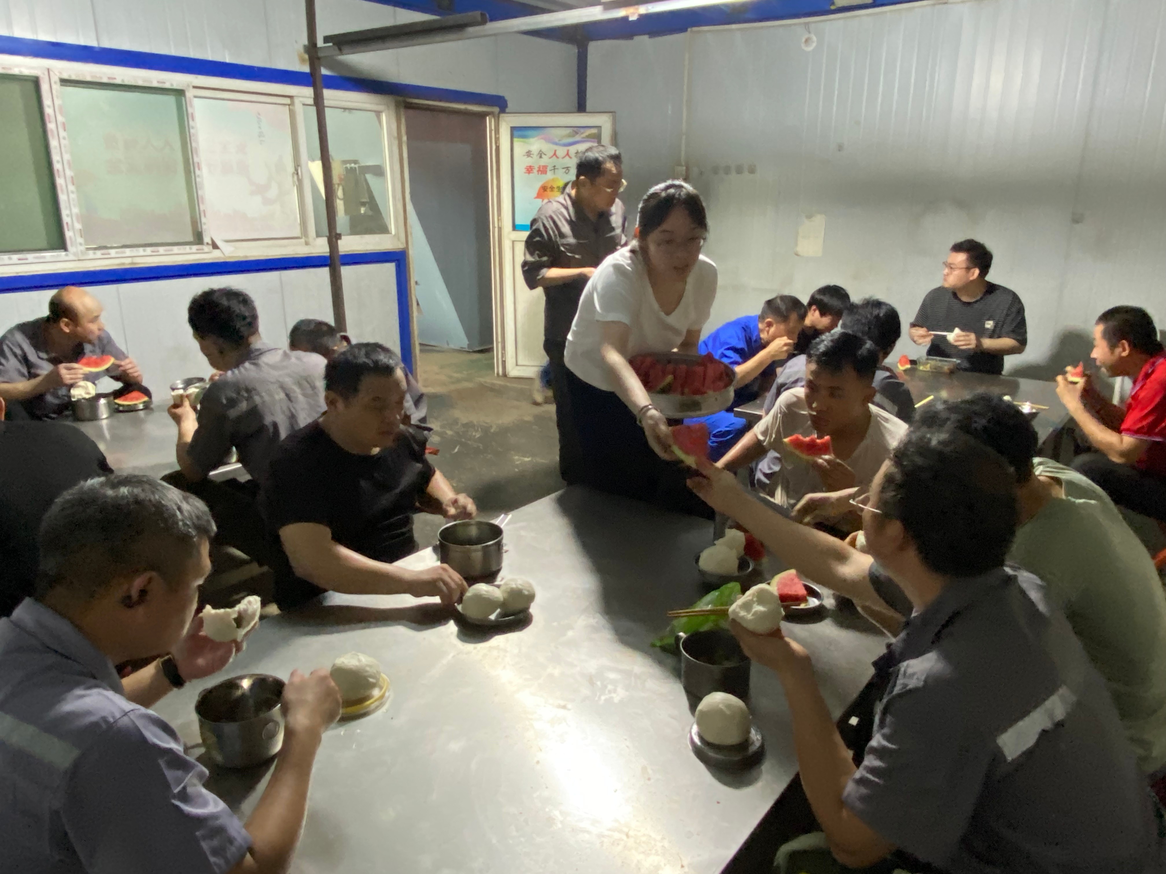 酷暑里的一缕清凉 ---工会主席王林林到智造中心慰问一线员工